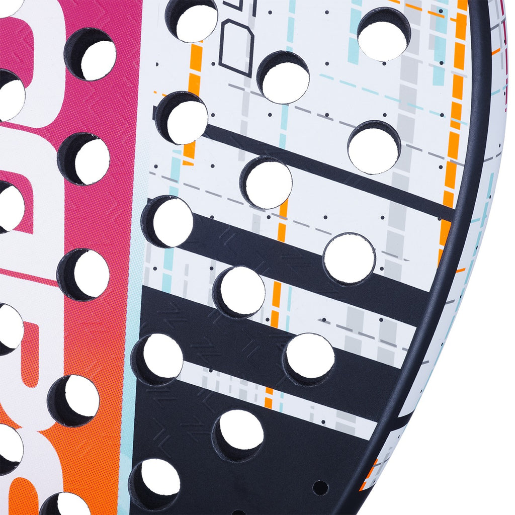 Gros plan sur la surface Carbon Flex et les micro-perforations Microperf de la Babolat Dyna Energy