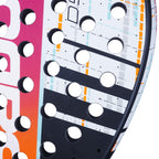 Gros plan sur la surface Carbon Flex et les micro-perforations Microperf de la Babolat Dyna Energy