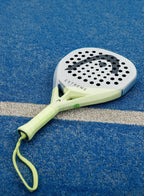 Raquette de padel Head Extreme Motion 2026 posée sur un terrain de padel