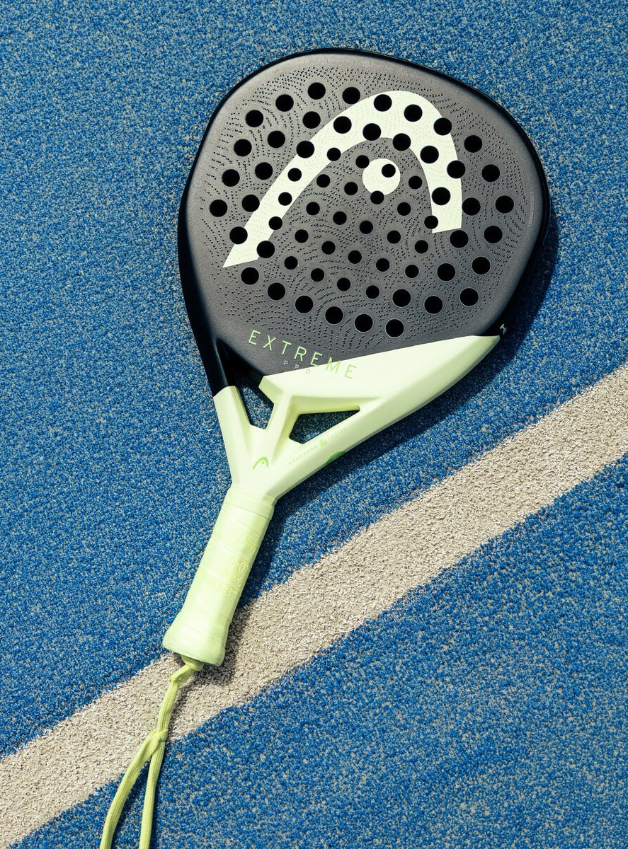 Raquette de padel Head Extreme Pro 2026 posée sur un terrain de padel