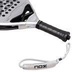 Raquette de padel NOX Genius 12K Alum XTREM 2027 by Agustín Tapia, détail du manche et de la dragonne
