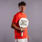Raquette de padel NOX Genius 12K Alum XTREM Lite 2027 by Agustín Tapia, un joueur tenant la raquette, portrait en studio