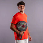 Raquette de padel NOX Genius 18K Alum 2027 by Agustín Tapia, un joueur tenant la raquette, portrait en studio