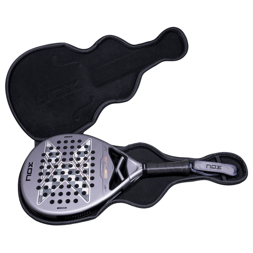 Raquette de padel NOX Genius 18K Alum 2027 by Agustín Tapia, dans son étui exclusif en forme de violon, ouvert