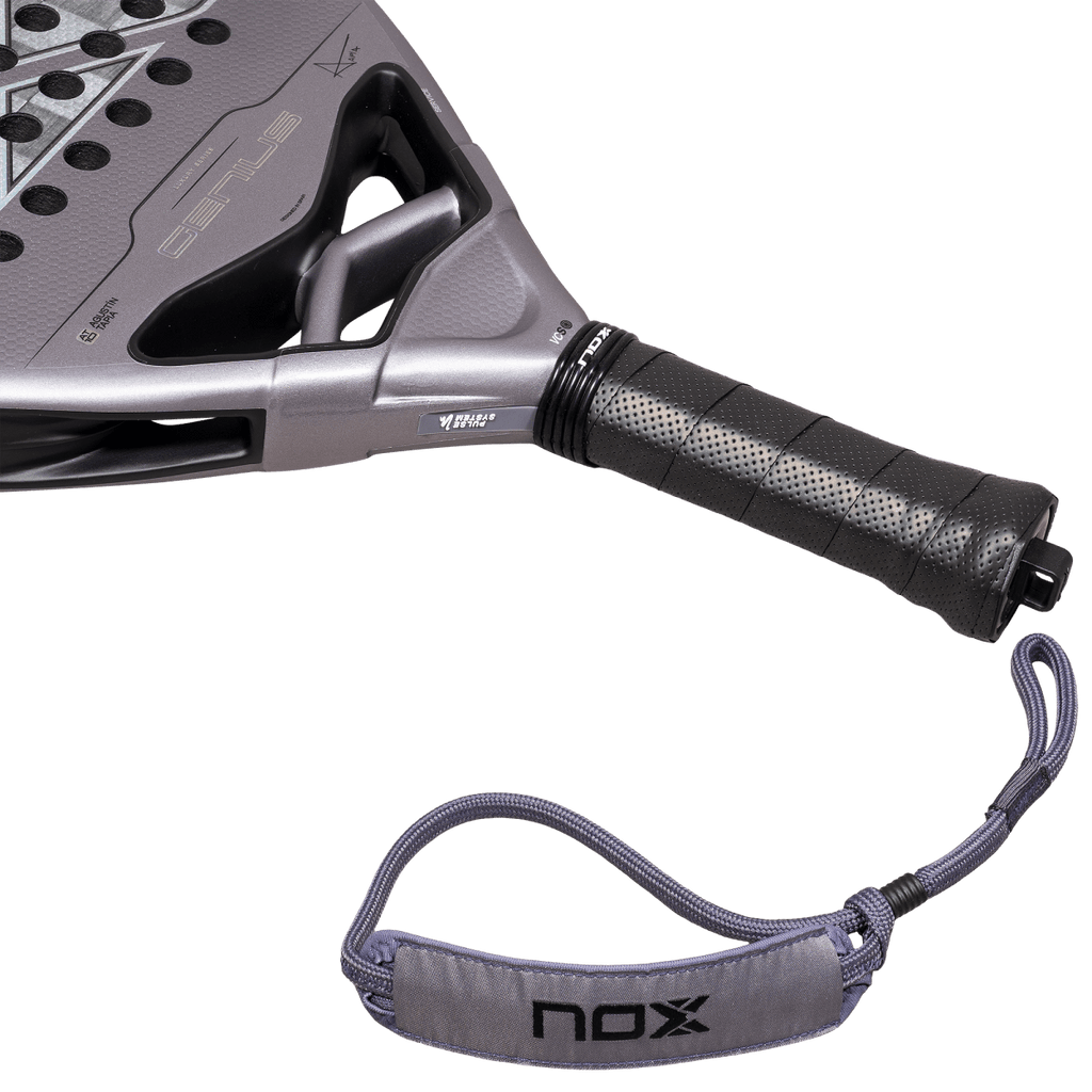 Raquette de padel NOX Genius 18K Alum 2027 by Agustín Tapia, détail du manche et de la dragonne