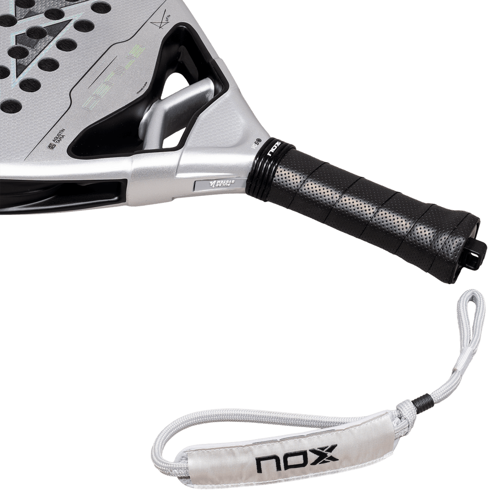 Raquette de padel NOX Genius Attack 12K Alum XTREM 2027 by Agustín Tapia, détail du manche et de la dragonne