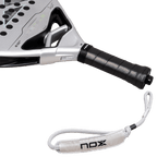 Raquette de padel NOX Genius Attack 12K Alum XTREM 2027 by Agustín Tapia, détail du manche et de la dragonne
