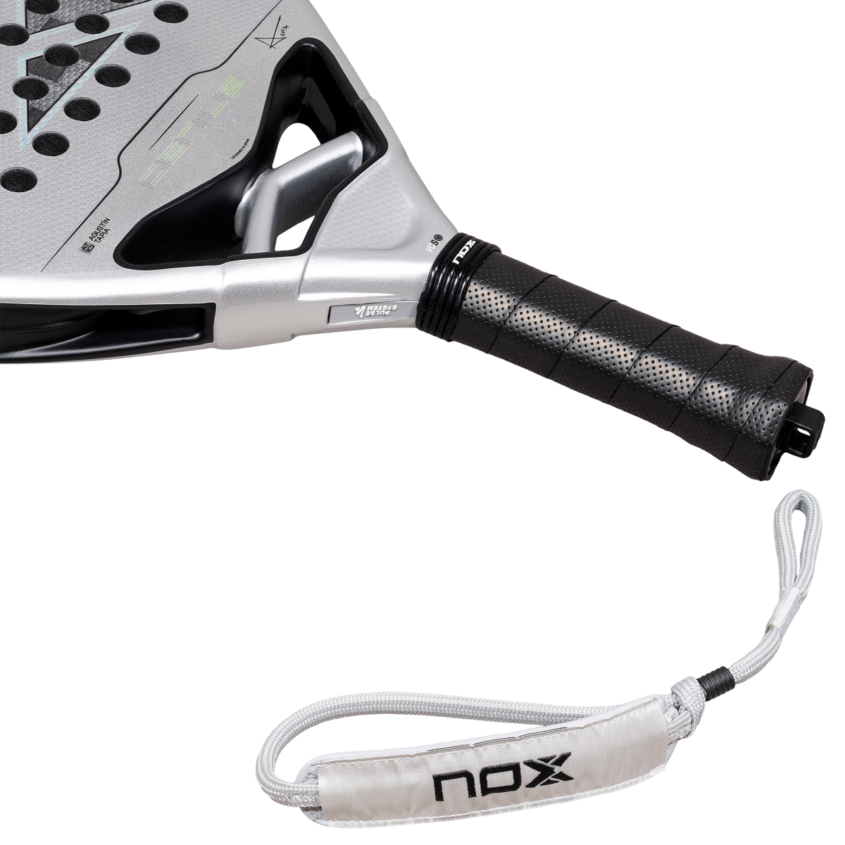 Raquette de padel NOX Genius Attack 12K Alum XTREM 2027 by Agustín Tapia, détail du manche et de la dragonne