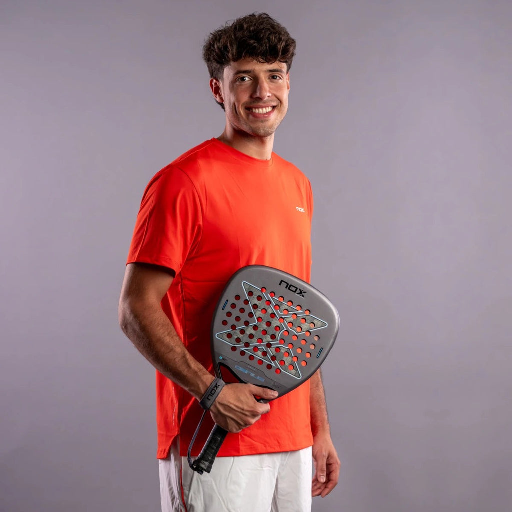 Raquette de padel NOX Genius Attack 18K Alum 2027 by Agustín Tapia, un joueur tenant la raquette, portrait en studio