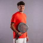 Raquette de padel NOX Genius Attack 18K Alum 2027 by Agustín Tapia, un joueur tenant la raquette, portrait en studio
