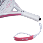 Raquette de padel NOX ML10 Pro Cup Silver 2027 by Miguel Lamperti, détail du manche et de la dragonne