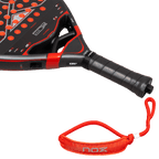 Raquette de padel NOX Pro Cup HARD 2027 by Agustín Tapia, détail du manche et de la dragonne