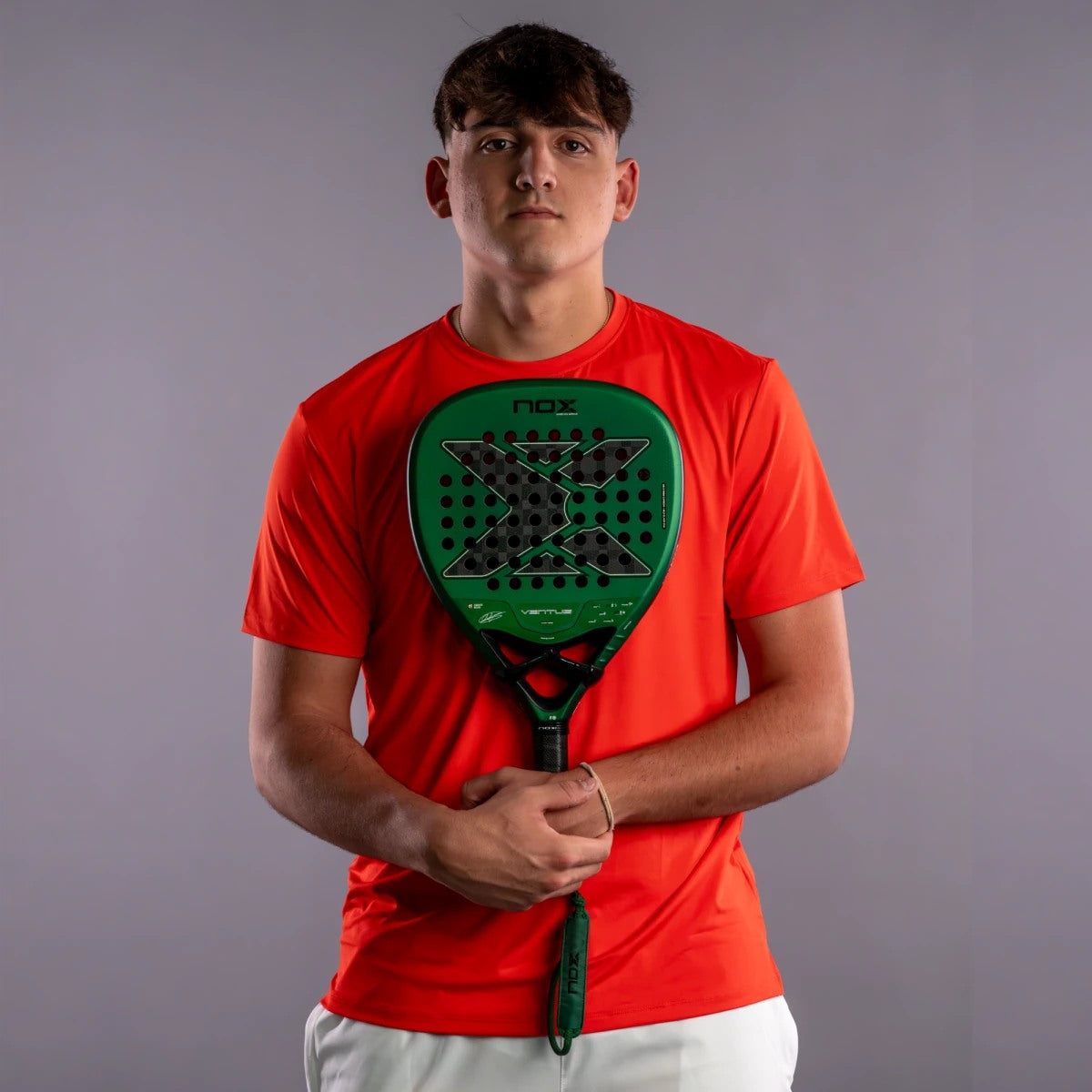 Raquette de padel NOX Ventus Attack 12K XTREM 2027 by Aimar Goñi, un joueur tenant la raquette, portrait en studio