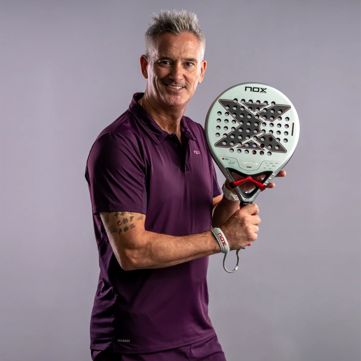 Raquette de padel NOX Ventus Control 3K 2027 by Miguel Lamperti, un joueur tenant la raquette, portrait en studio