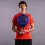 Raquette de padel NOX Ventus Hybrid 12K XTREM 2027 by Edu Alonso, un joueur tenant la raquette, portrait en studio