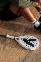 Raquette de padel Volt 600 v5 posée sur le terrain