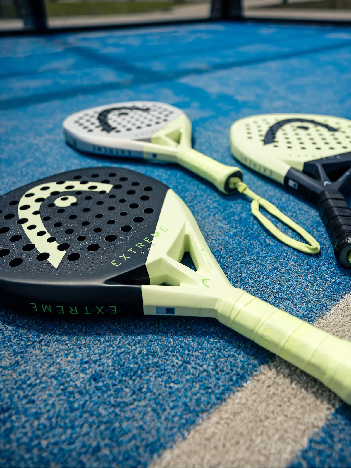 Raquettes de padel Head Extreme 2026 posées sur un court bleu