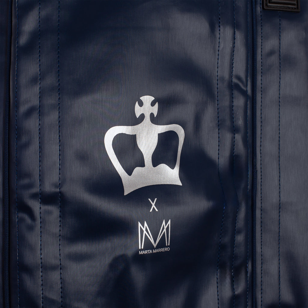 Gros plan sur le logo Black Crown x Marta Marrero du sac Hurricane Pro 4.0