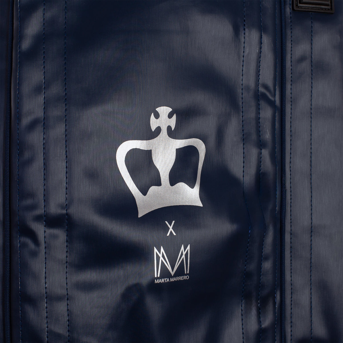 Gros plan sur le logo Black Crown x Marta Marrero du sac Hurricane Pro 4.0